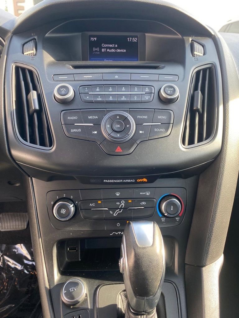 Used 2015 Ford Focus SE FWD image 25