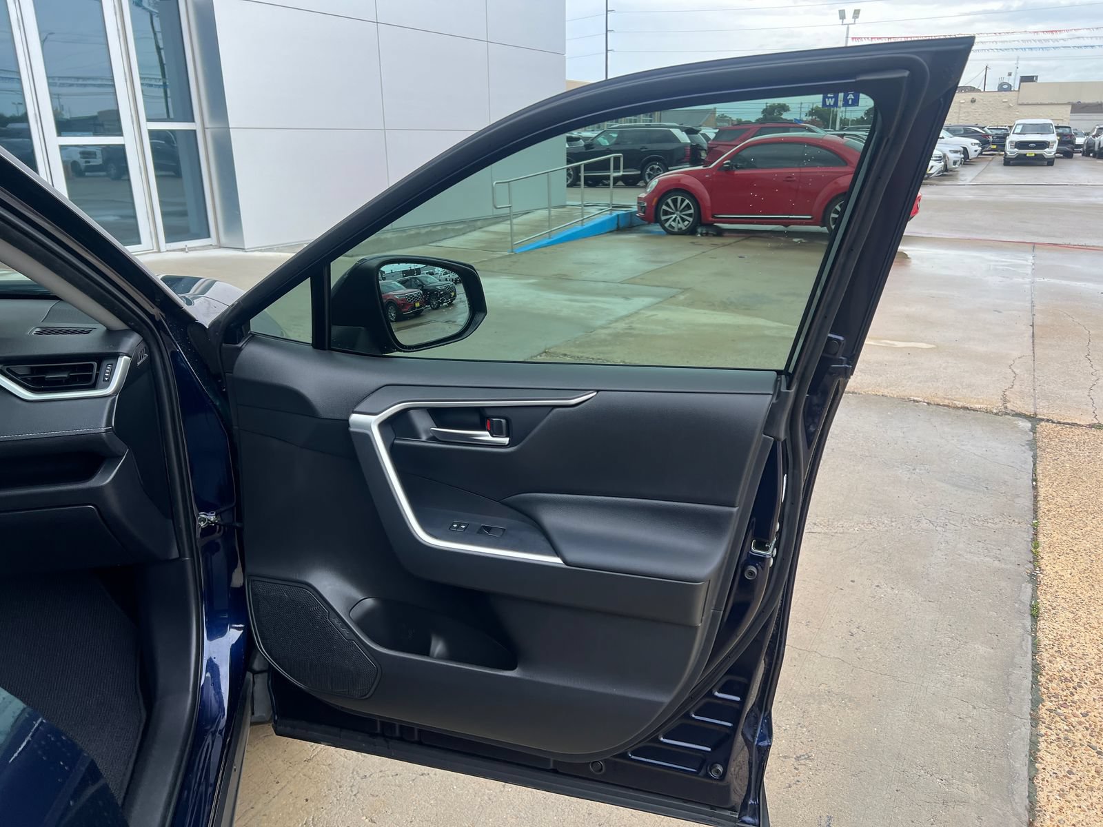 Used 2020 Toyota RAV4 XLE FWD image 16