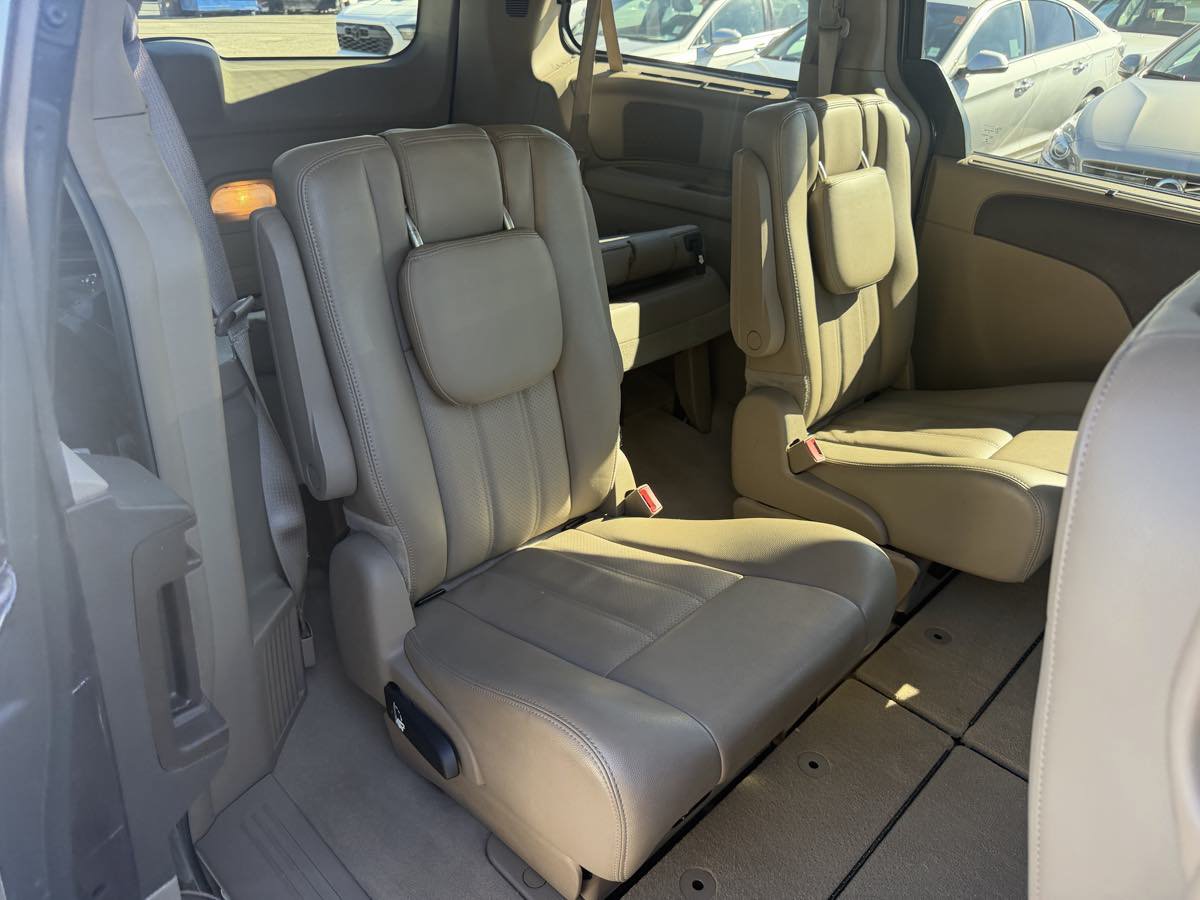 Used 2013 Chrysler Town & Country Touring-L w/ Driver Convenience Group FWD image 17