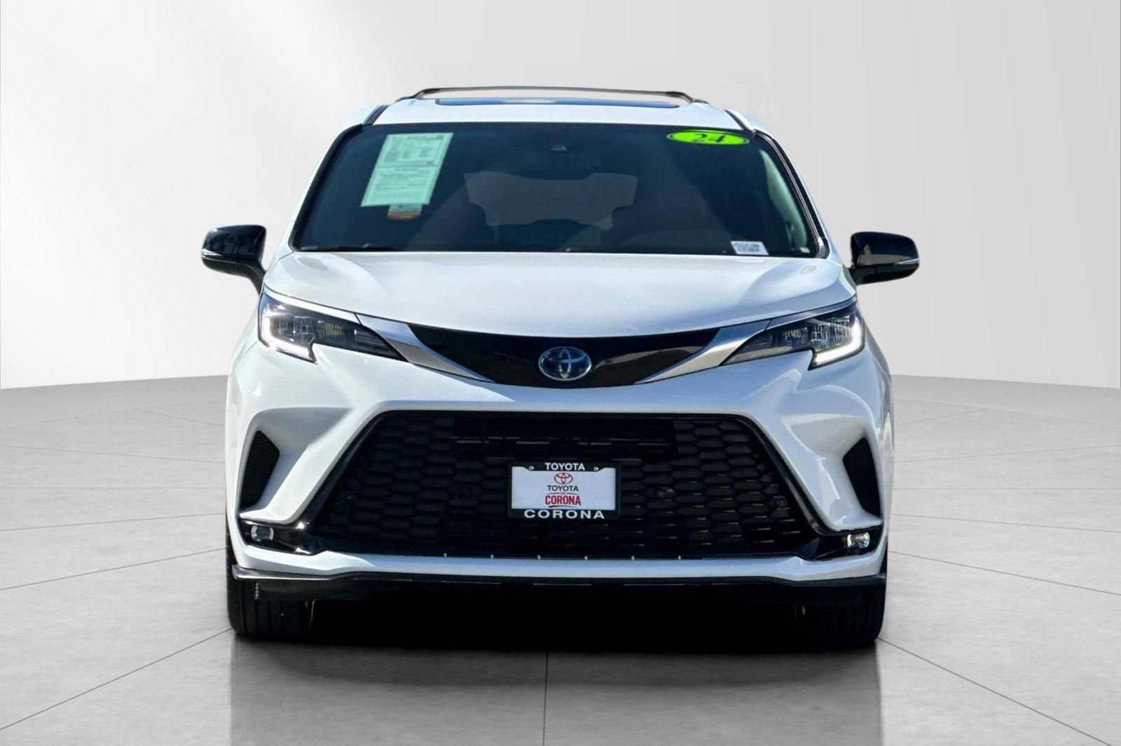 Used 2024 Toyota Sienna XSE w/ XSE Premium Package image 9