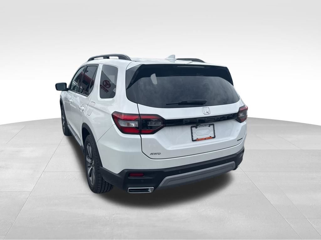 Used 2025 Honda Pilot Touring image 3