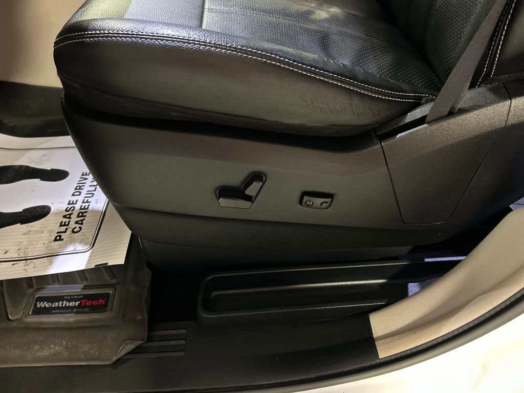 Used 2016 Chrysler Town & Country Touring-L FWD image 13
