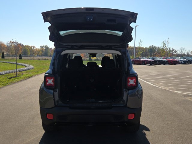 Used 2016 Jeep Renegade Latitude AWD/4WD image 10