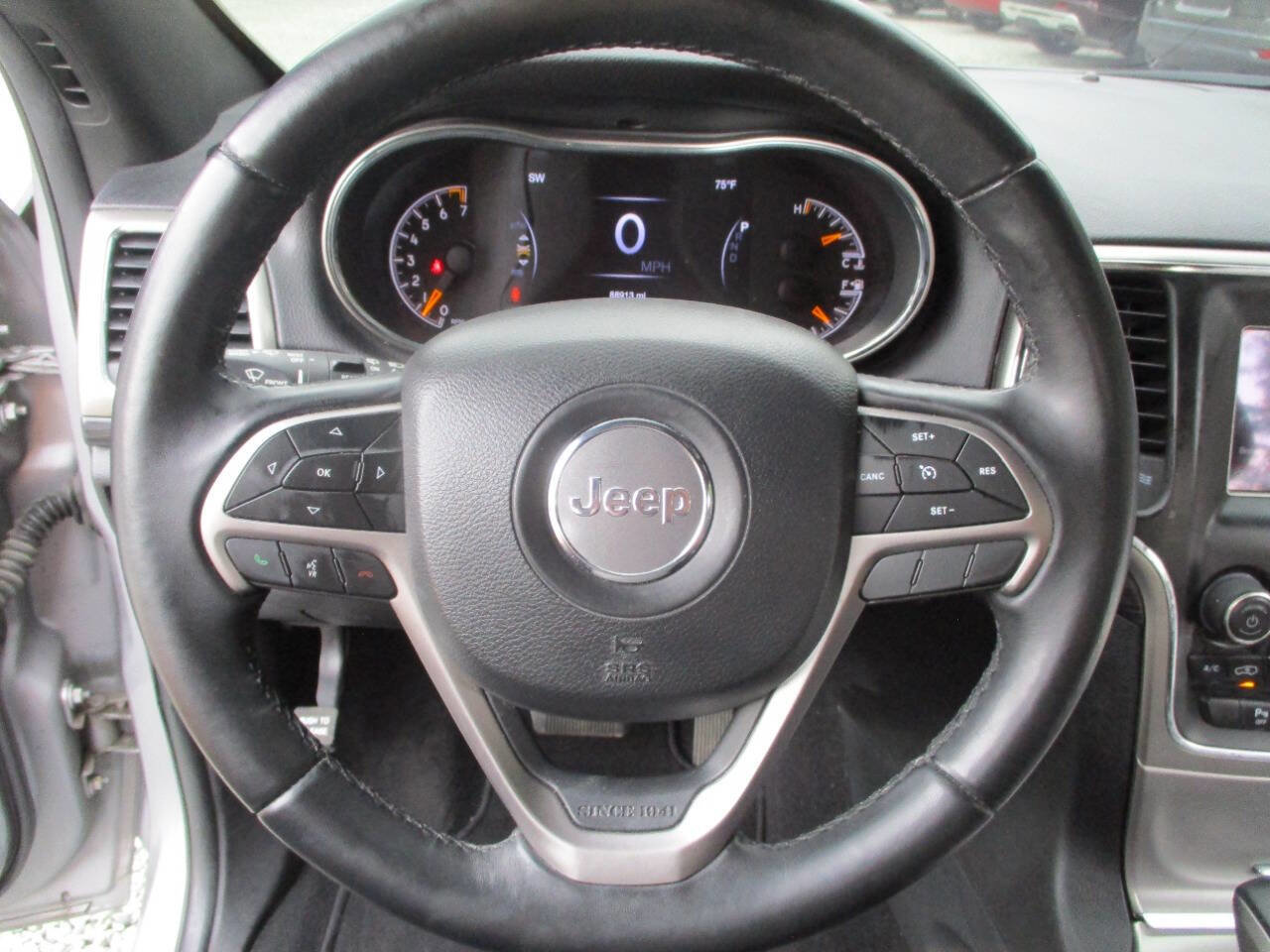 Used 2019 Jeep Grand Cherokee Laredo AWD/4WD image 12