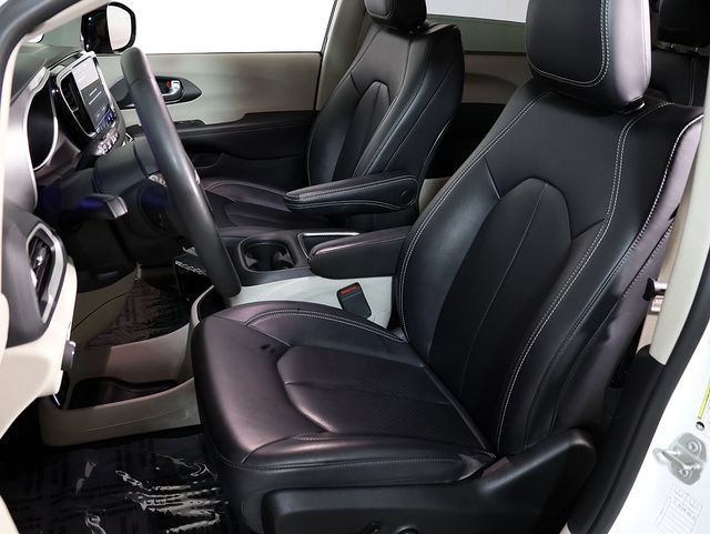 Used 2024 Chrysler Pacifica Touring-L FWD image 4