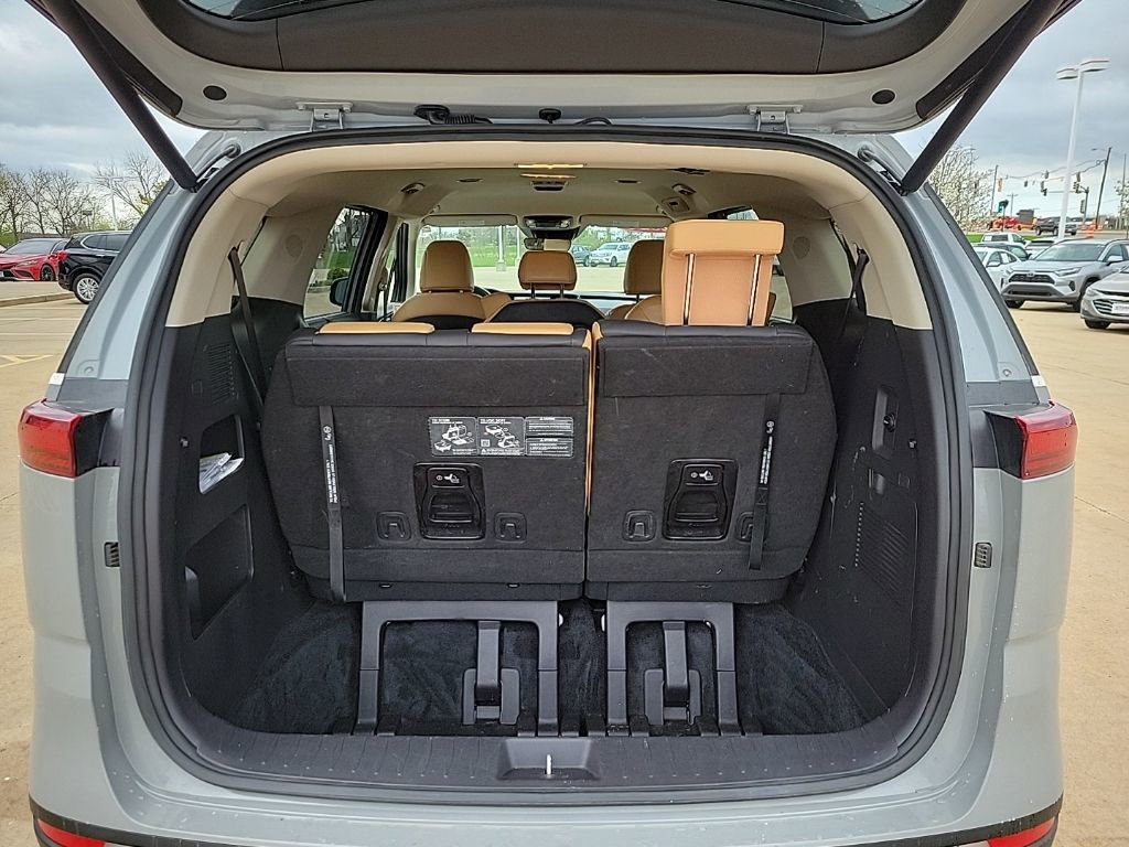 Used 2024 Kia Carnival EX image 14