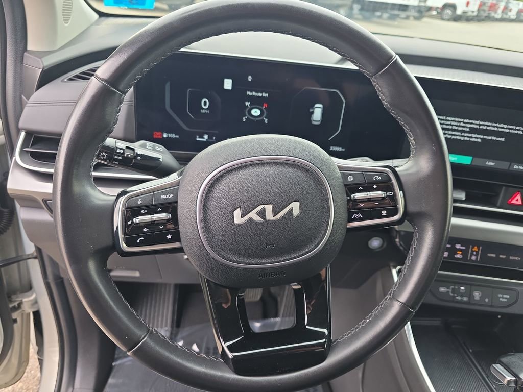 Used 2025 Kia Carnival SX w/ SX Dark Edition Package FWD image 14
