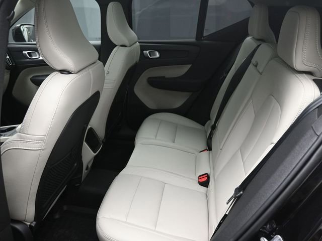 Used 2020 Volvo XC40 T5 Momentum w/ Premium Package image 23