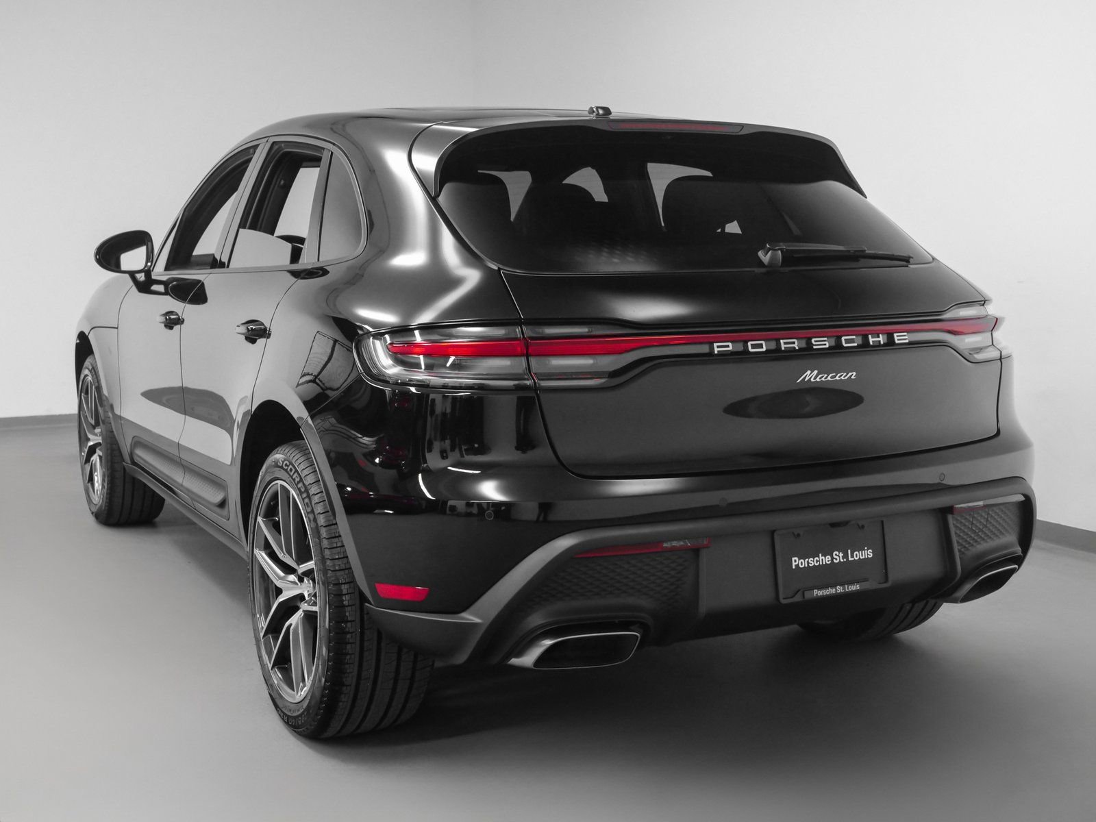 Certified 2025 Porsche Macan image 3