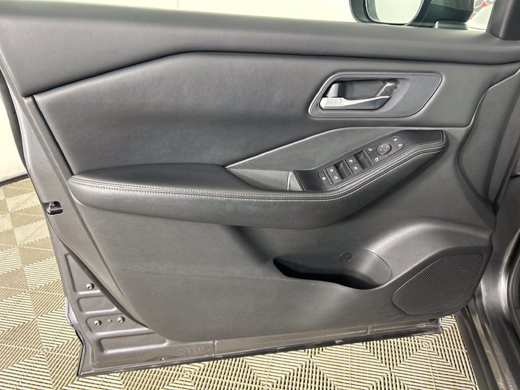 Used 2024 Nissan Rogue SV FWD image 11