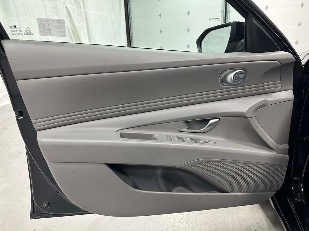 Used 2025 Hyundai Elantra Sport image 8
