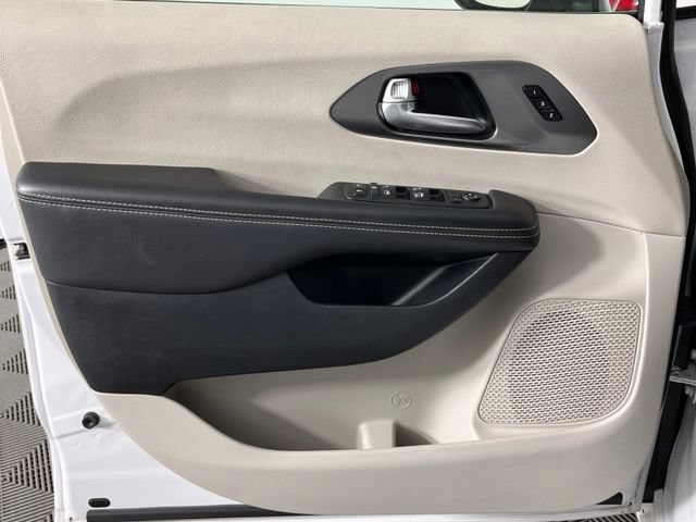 Used 2024 Chrysler Pacifica Touring-L FWD image 20