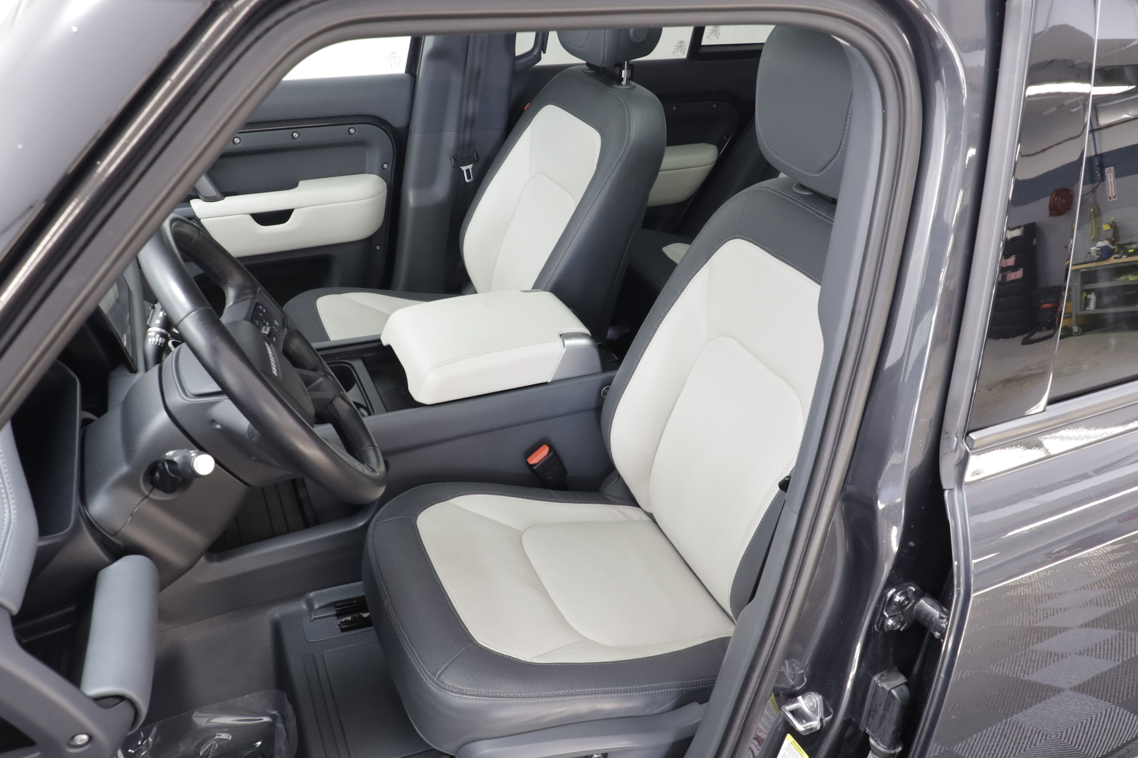 Used 2024 Land Rover Defender 130 X-Dynamic SE AWD/4WD image 13