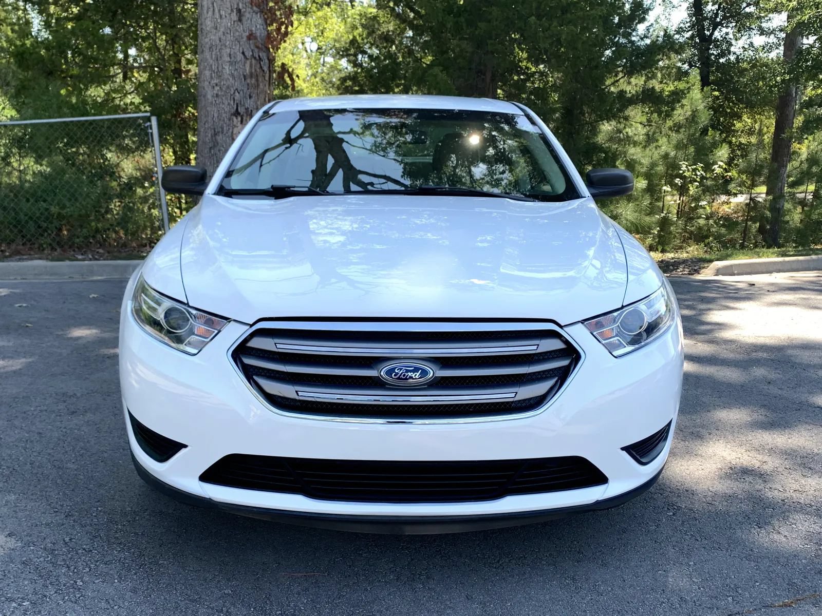 Used 2019 Ford Taurus SE FWD image 2