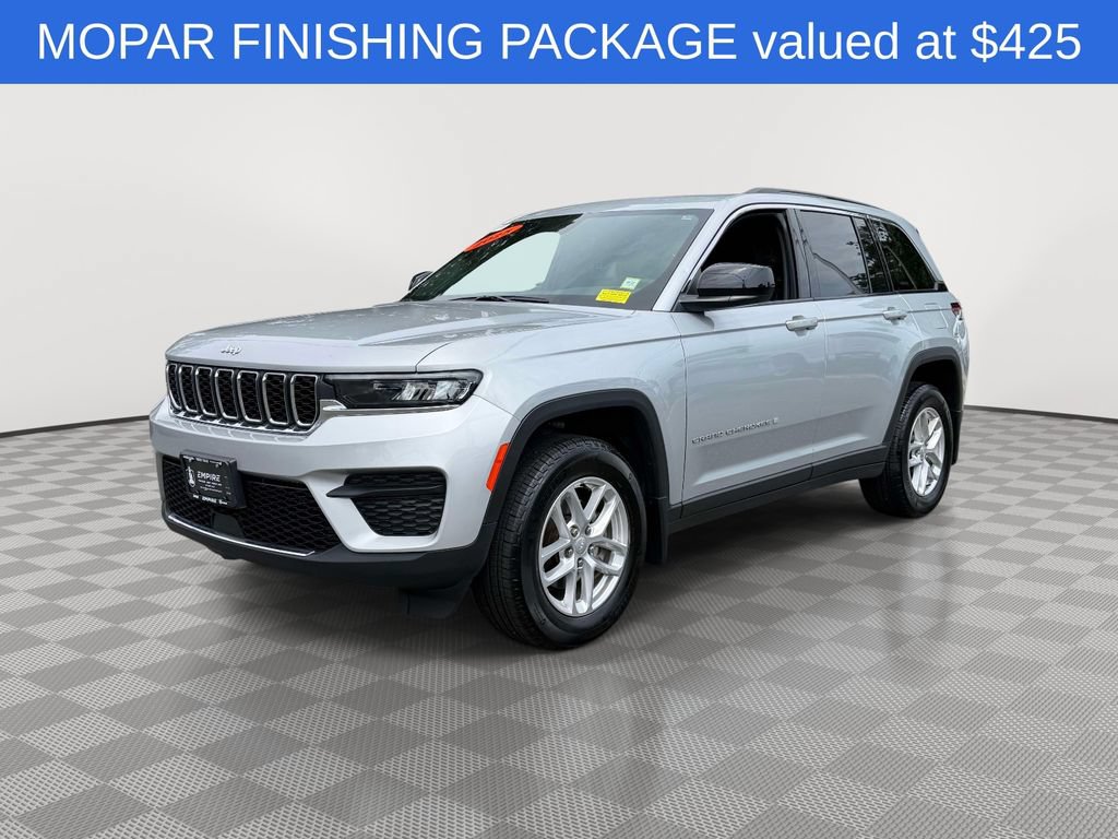 Used 2025 Jeep Grand Cherokee Laredo X AWD/4WD image 3