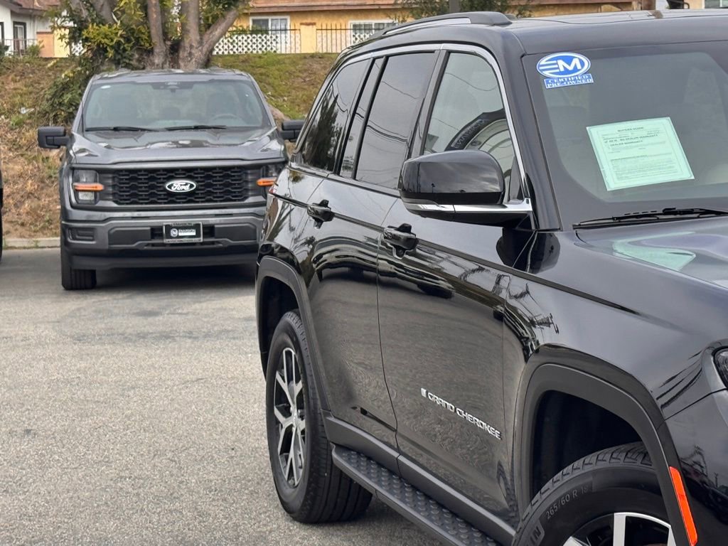 Used 2023 Jeep Grand Cherokee Limited w/ Luxury Tech Group II image 5