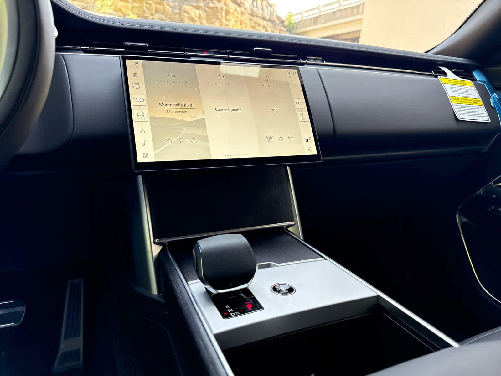 New 2025 Land Rover Range Rover SE image 9