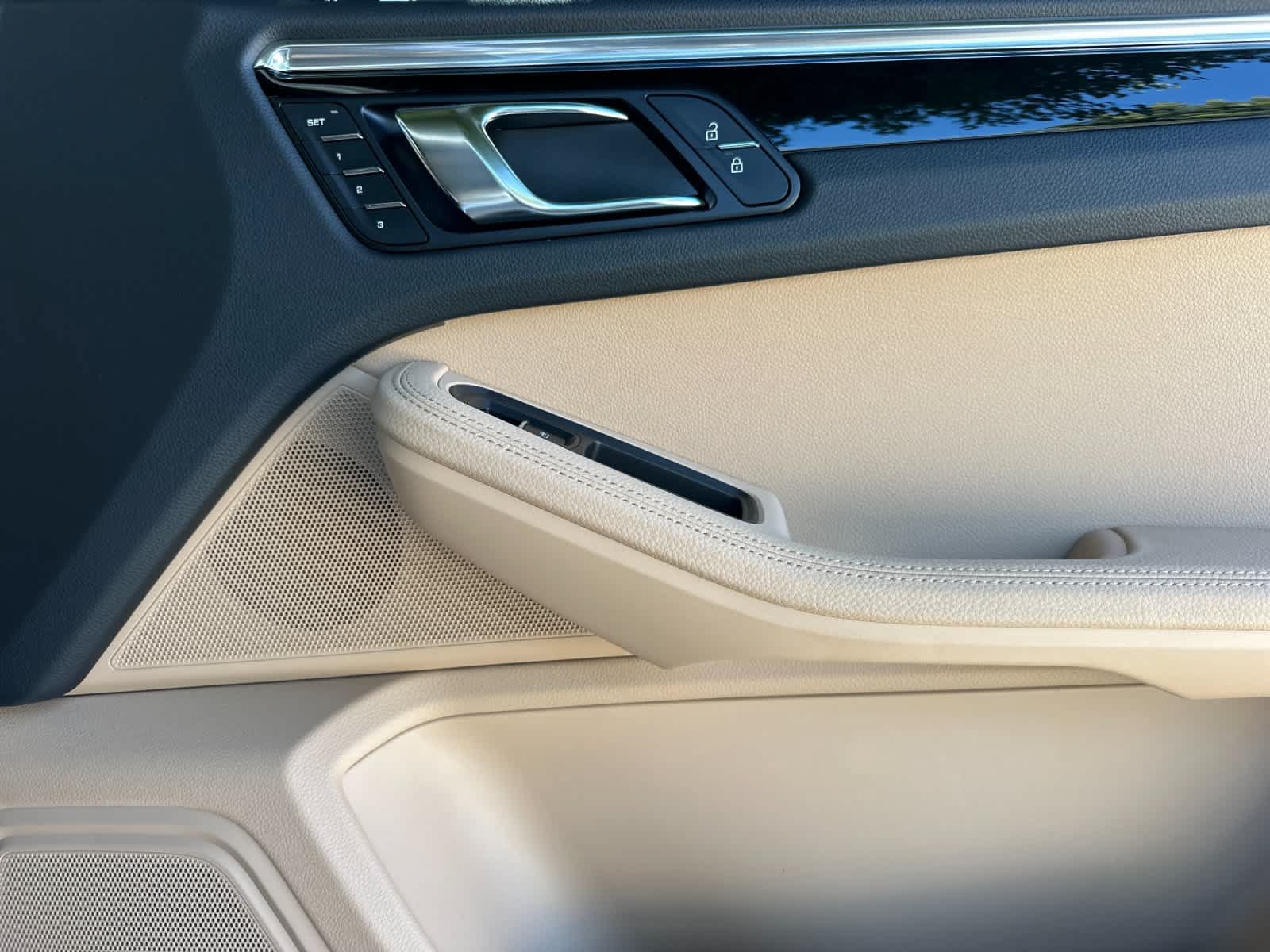 Certified 2025 Porsche Macan AWD/4WD image 19
