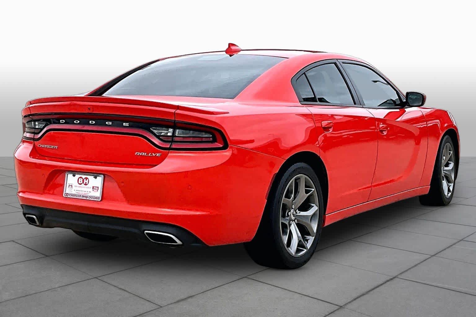Used 2017 Dodge Charger SXT w/ Plus Group RWD image 10