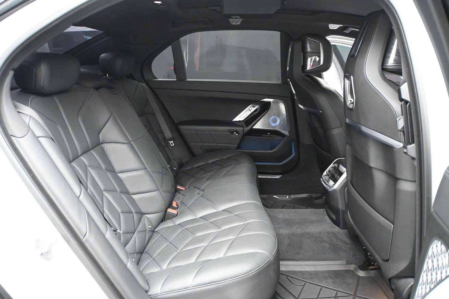 Used 2023 BMW 760i xDrive w/ Executive Package AWD/4WD image 23