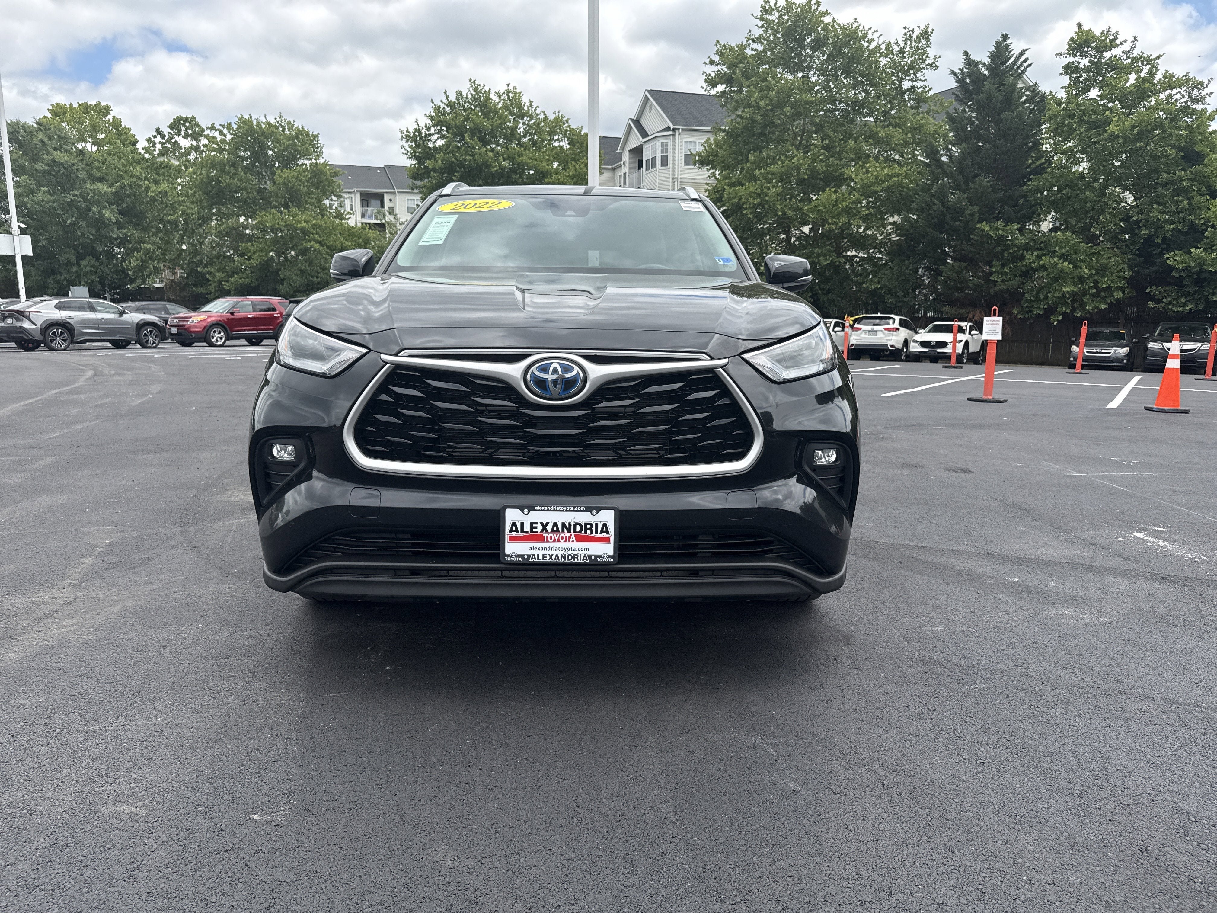 Used 2022 Toyota Highlander XLE AWD/4WD image 3