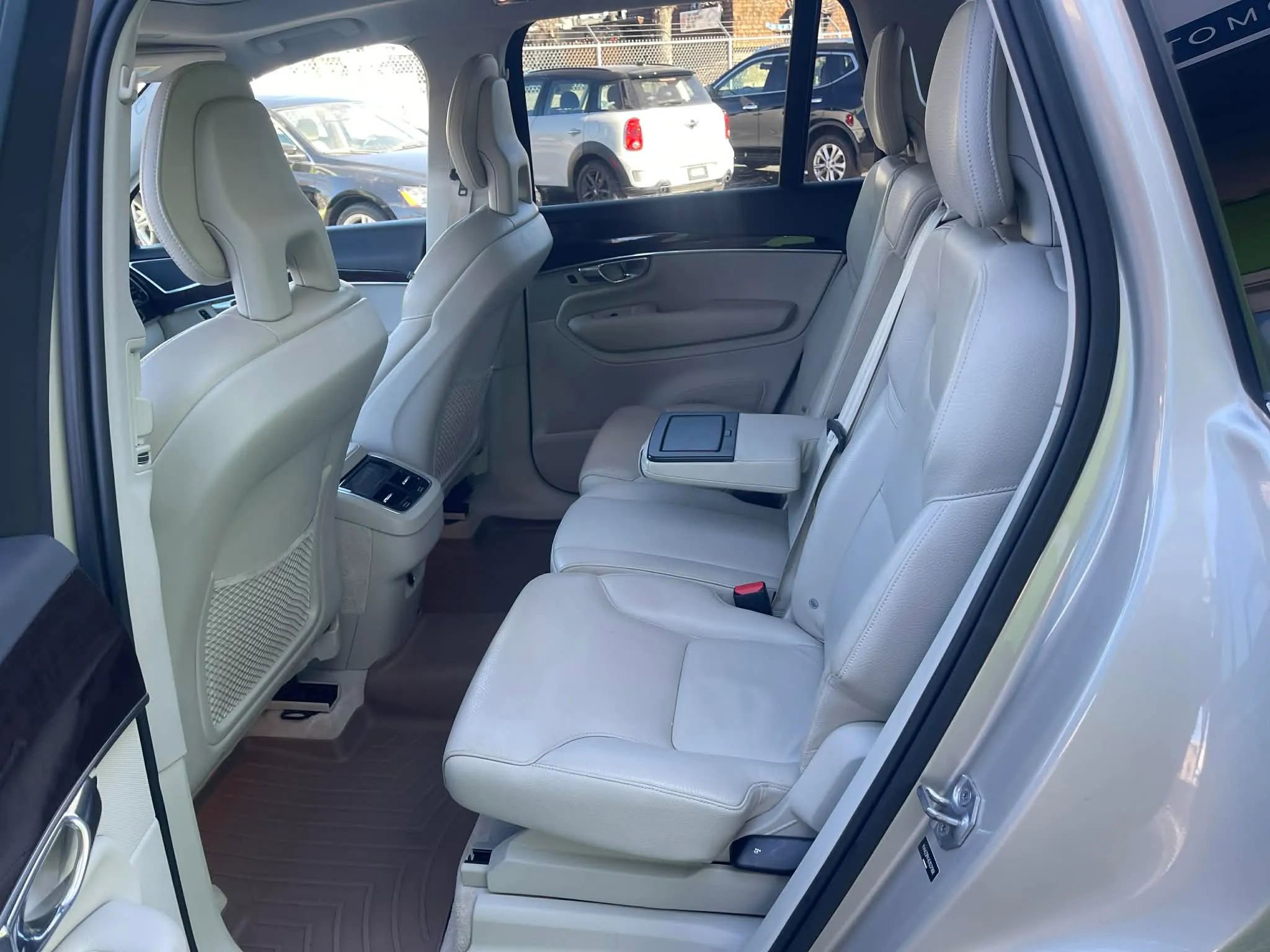 Used 2016 Volvo XC90 T6 Momentum w/ Momentum Plus Package image 10