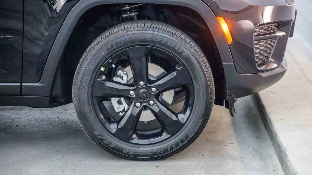 New 2025 Jeep Grand Cherokee Altitude image 11