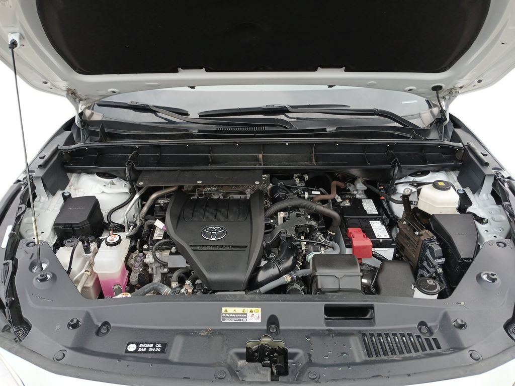 Used 2024 Toyota Highlander LE FWD image 31