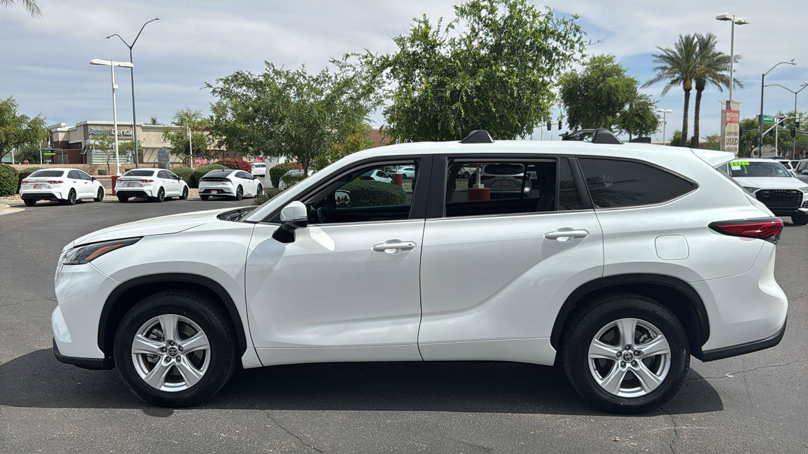 Used 2023 Toyota Highlander L image 4