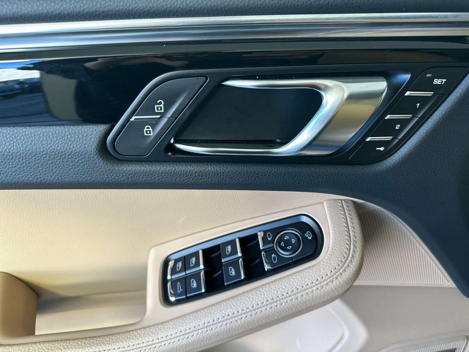Certified 2026 Porsche Macan AWD/4WD image 12