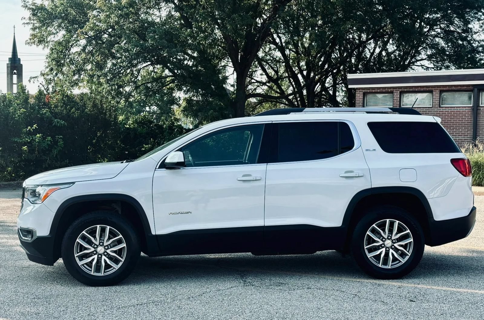 Used 2017 GMC Acadia SLE AWD/4WD image 2
