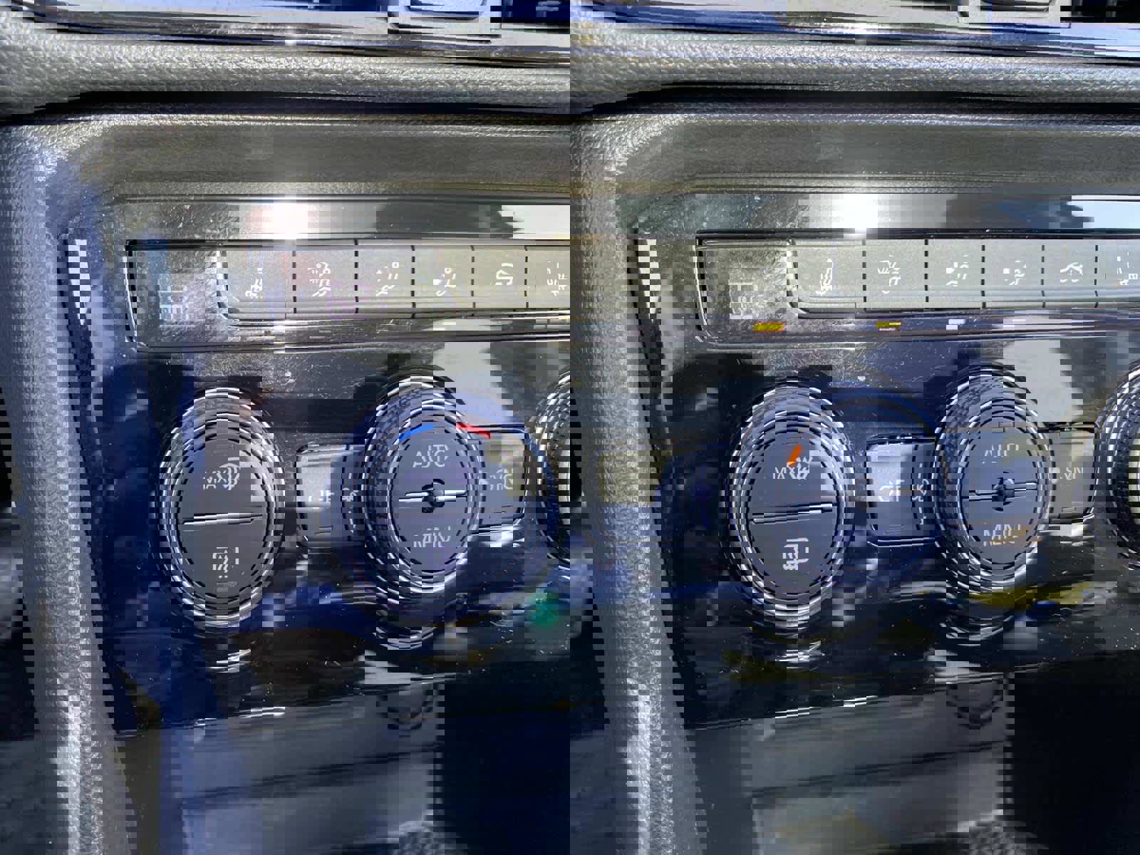 Used 2024 Volkswagen Taos SE image 31