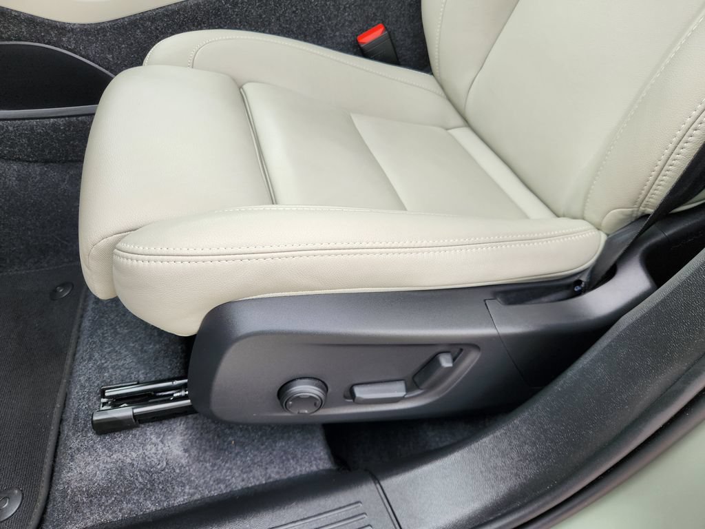 Certified 2025 Volvo XC40 B5 Plus AWD/4WD image 16