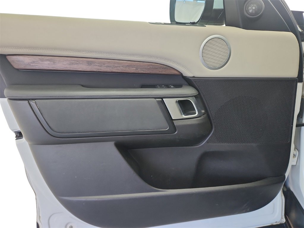 Used 2017 Land Rover Discovery HSE image 22