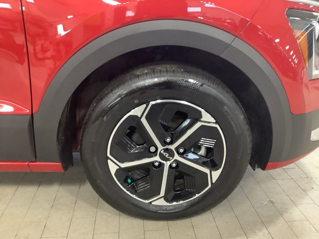 Certified 2025 Kia Niro EX image 9