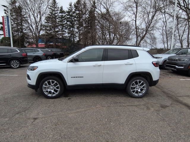 Used 2024 Jeep Compass Latitude w/ Sun and Sound Group AWD/4WD image 6