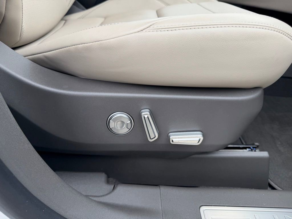 Used 2025 Lincoln Nautilus Premier image 33