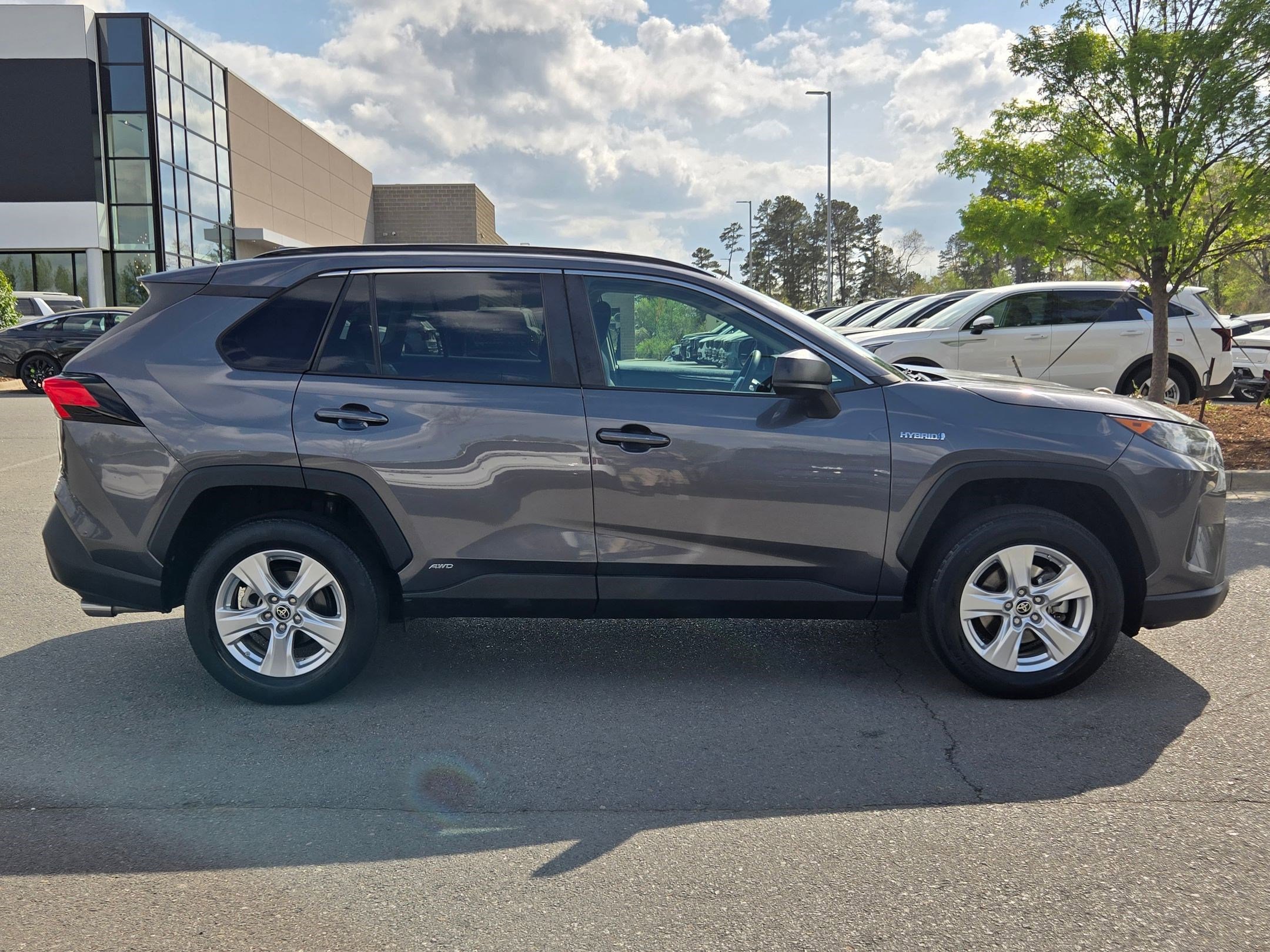 Used 2021 Toyota RAV4 LE image 8