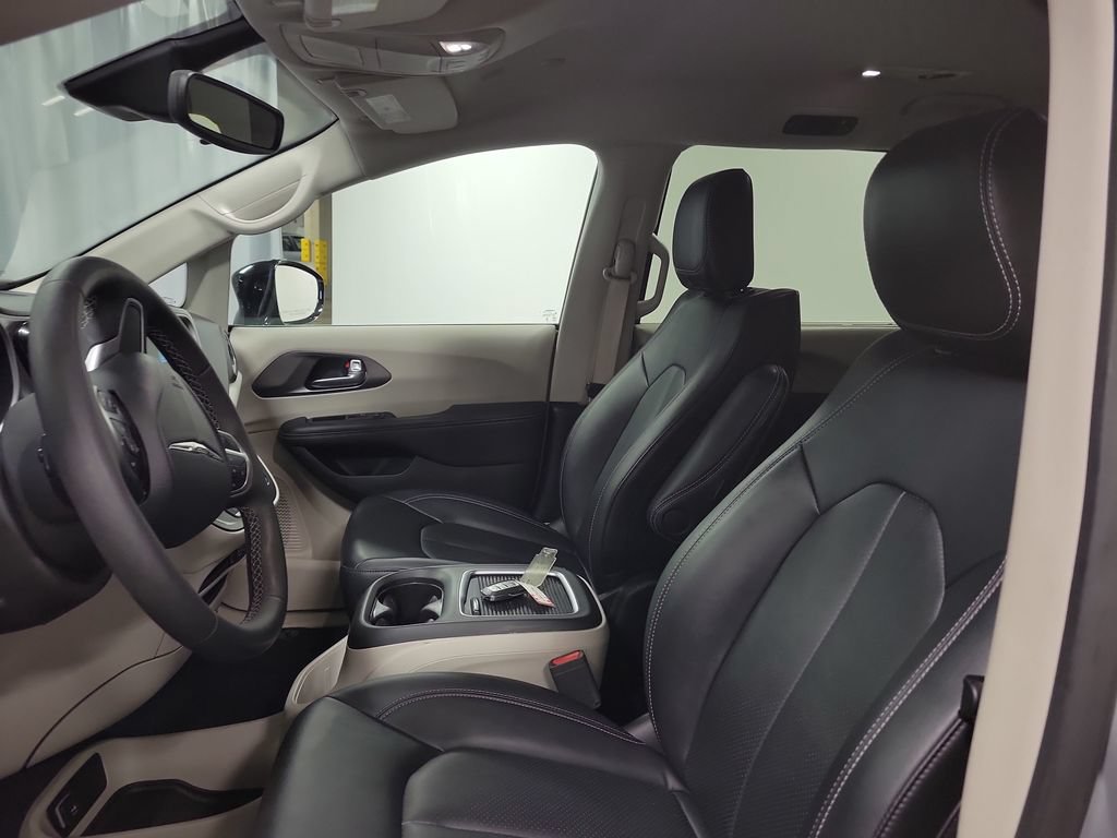 Used 2024 Chrysler Pacifica Touring-L FWD image 12