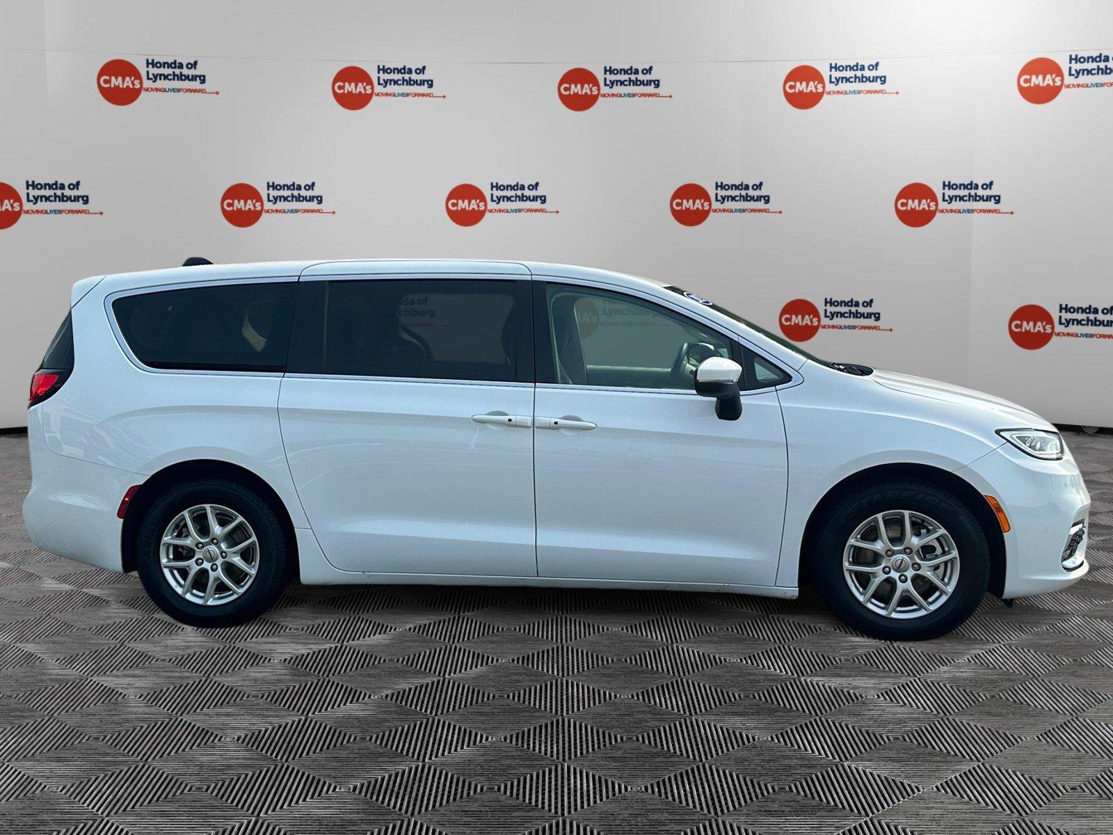 Used 2023 Chrysler Pacifica Touring-L FWD image 6