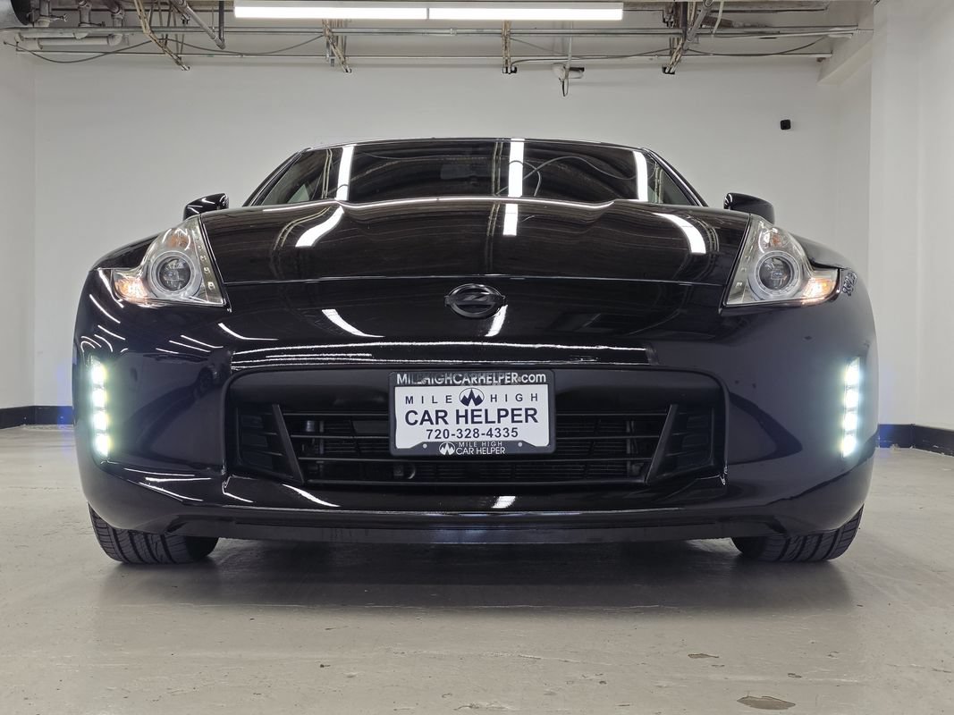 Used 2017 Nissan 370Z Coupe RWD image 3