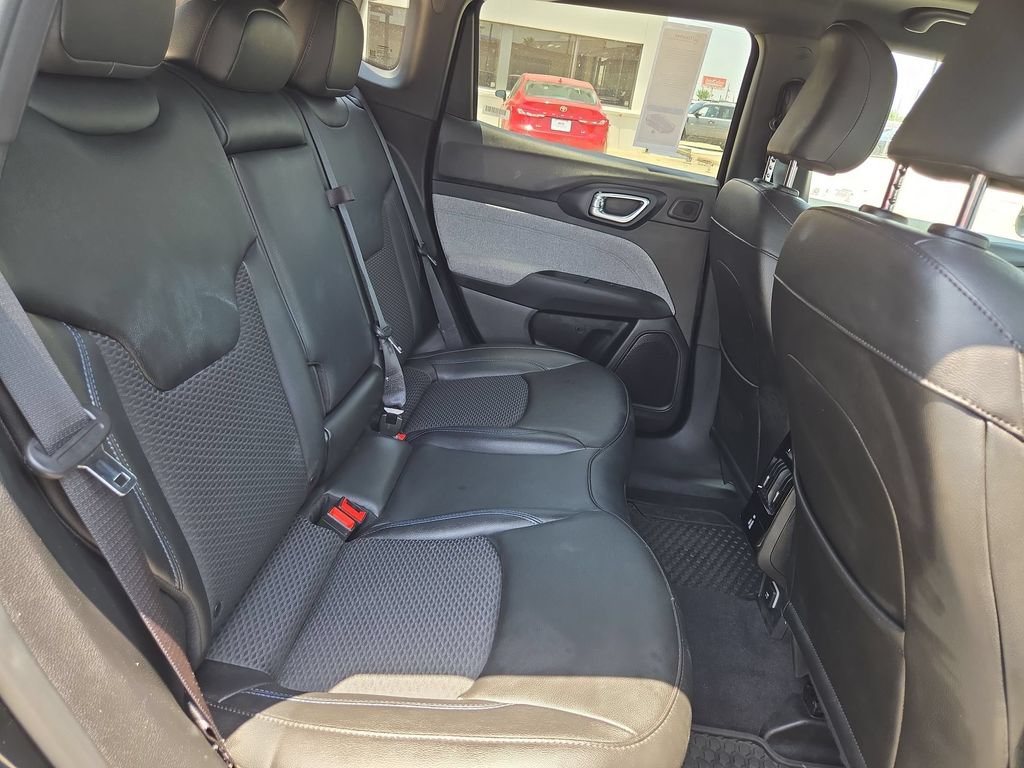 Used 2025 Jeep Compass Latitude w/ Sun & Sound Group AWD/4WD image 29