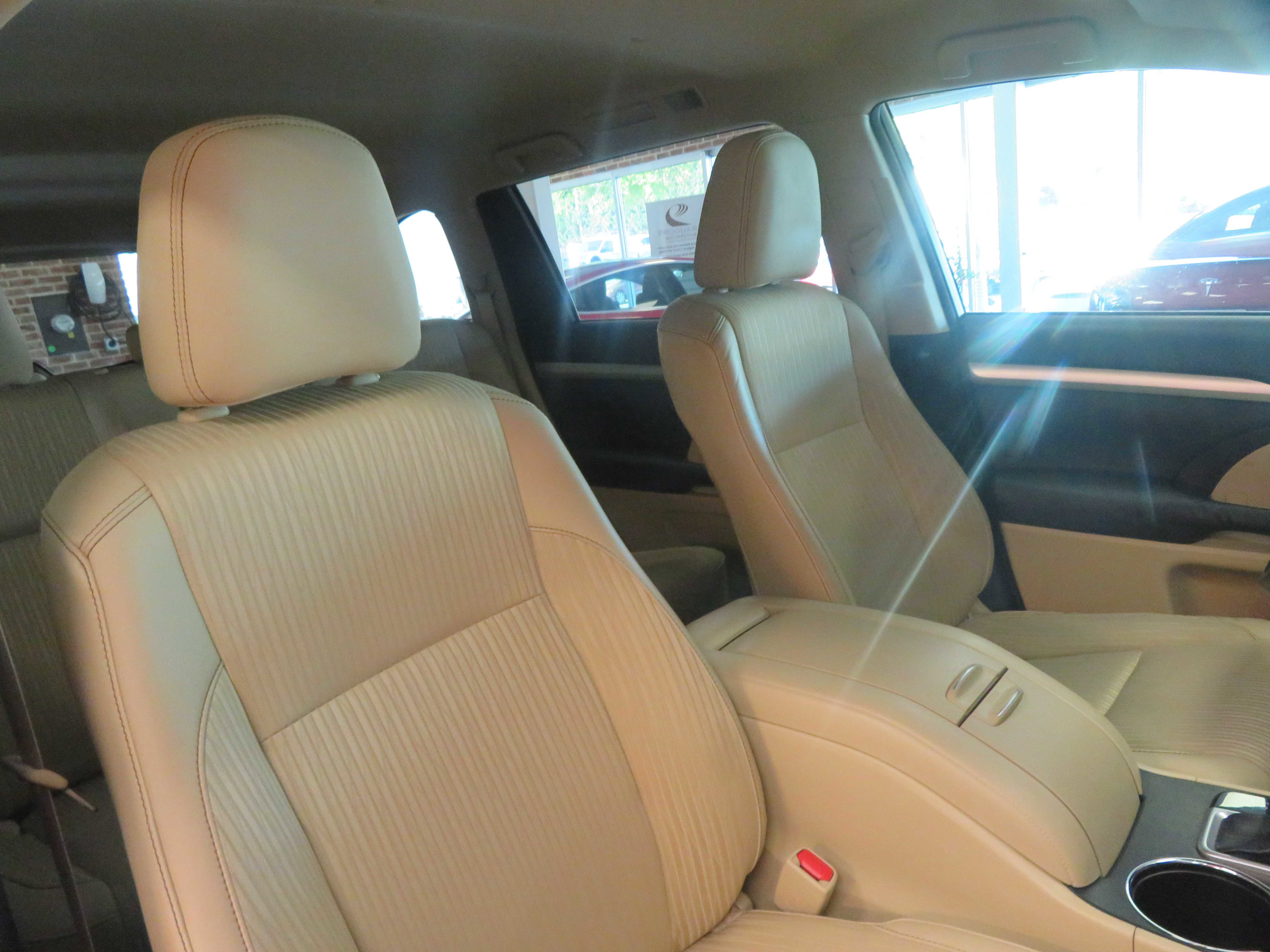 Used 2014 Toyota Highlander Plus FWD image 29