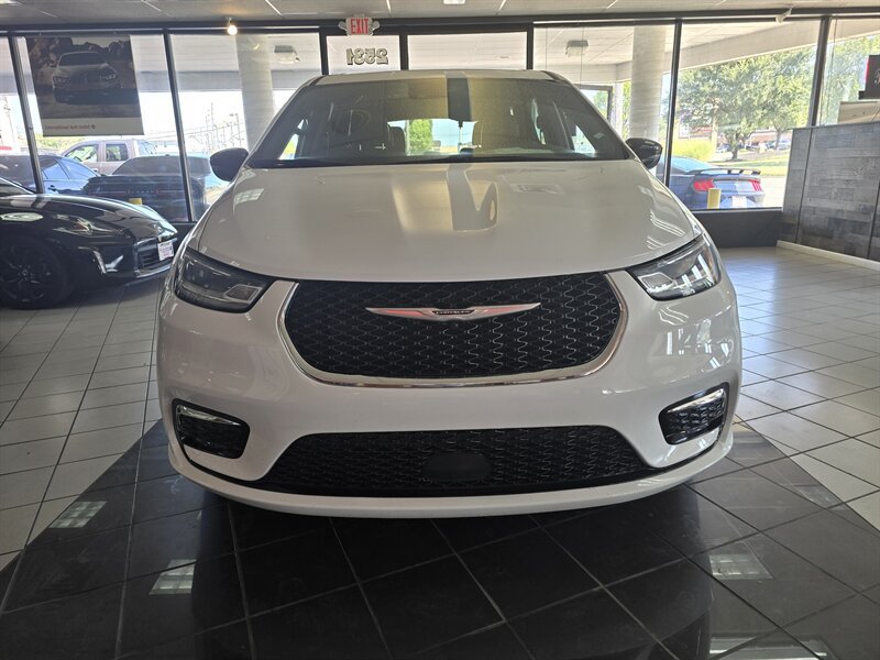 Used 2025 Chrysler Pacifica Select FWD image 2