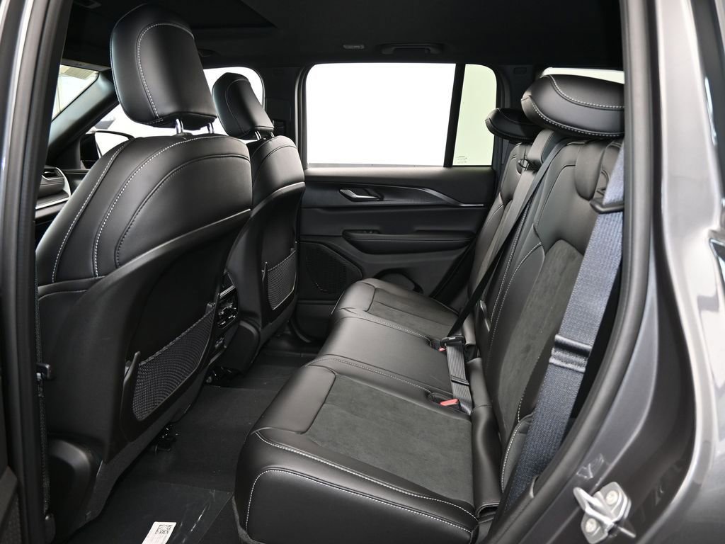 New 2025 Jeep Grand Cherokee Altitude image 28