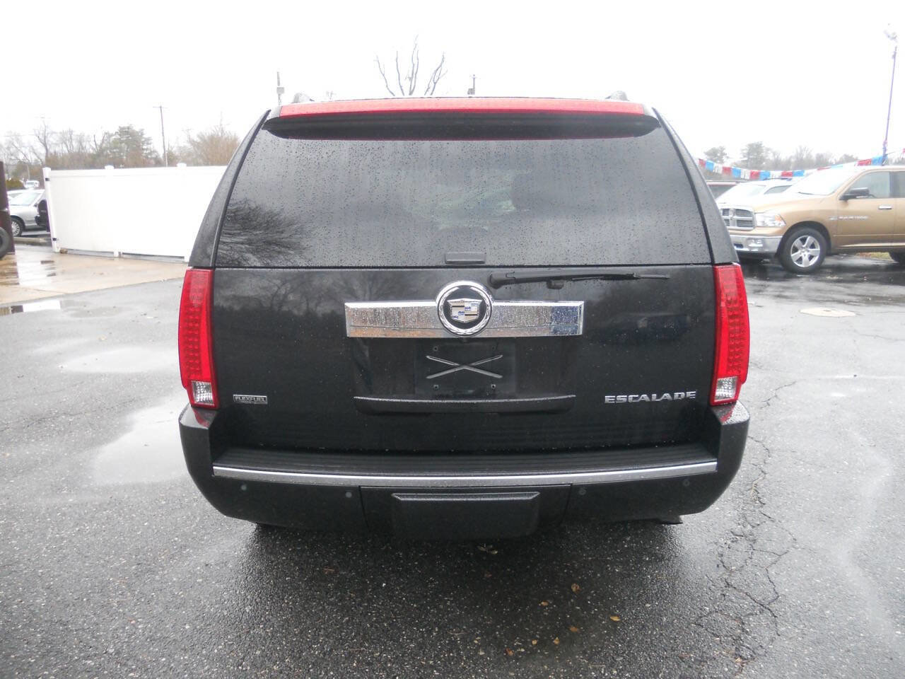Used 2011 Cadillac Escalade Luxury image 3