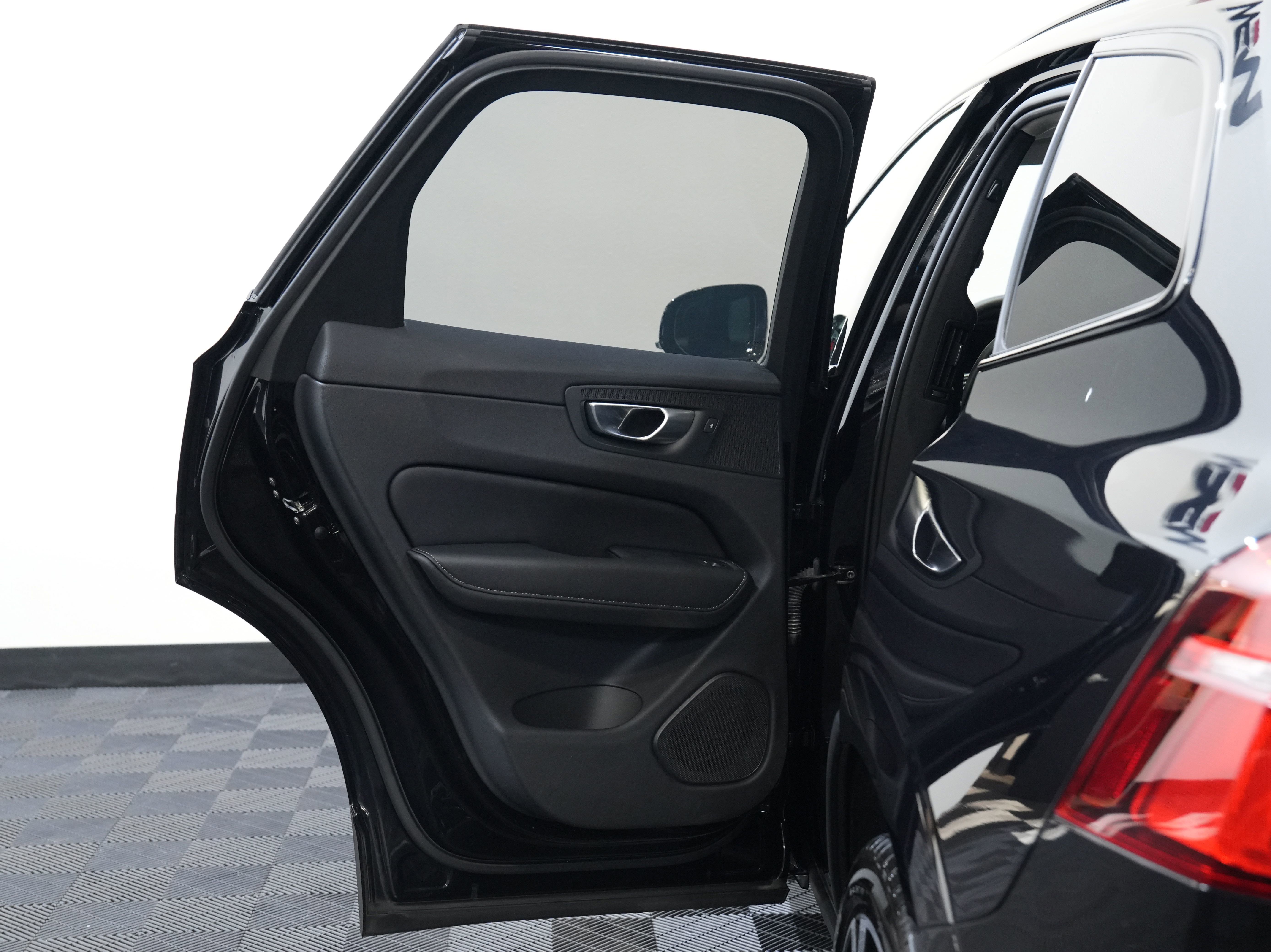 Used 2024 Volvo XC60 B5 Ultimate w/ Protection Package Premier image 25