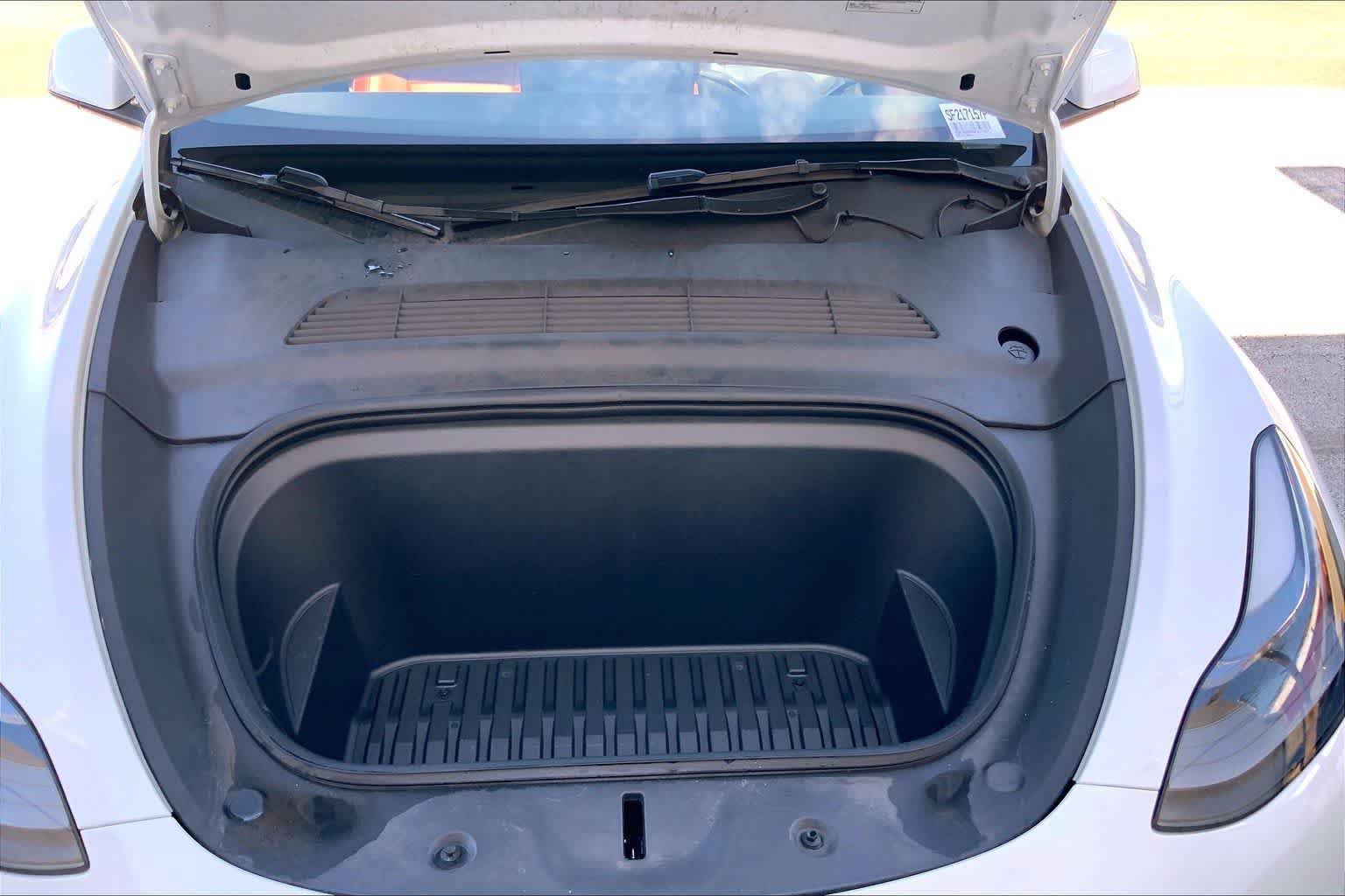 Used 2025 Tesla Model Y Long Range RWD image 9