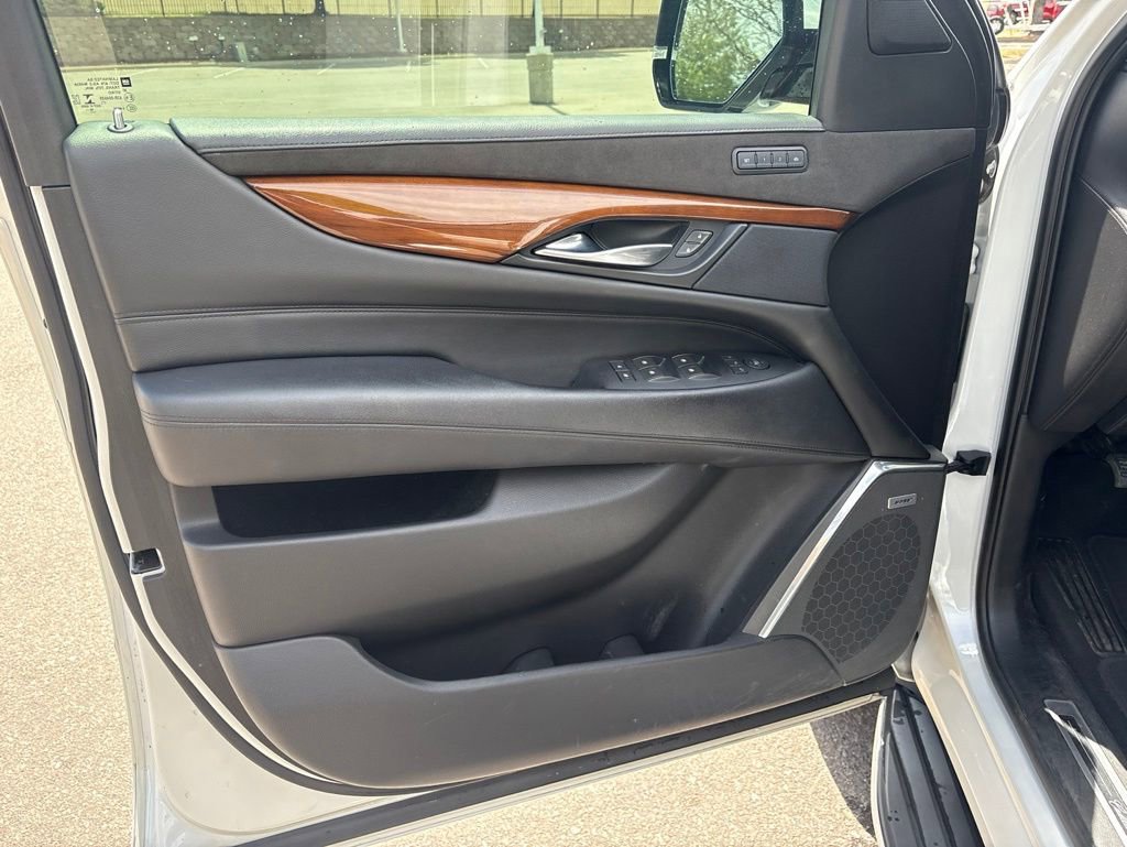 Used 2019 Cadillac Escalade Luxury AWD/4WD image 9