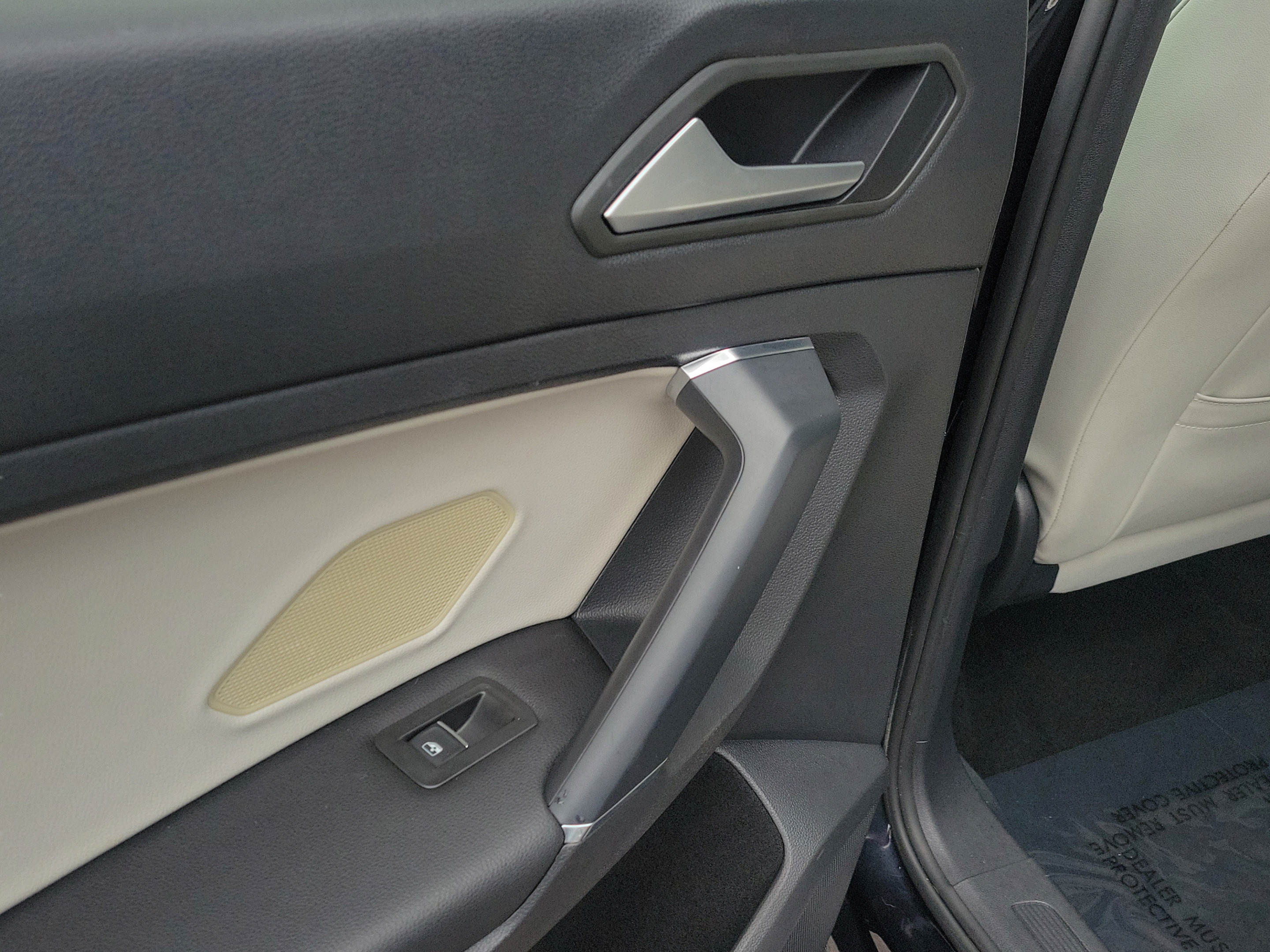 Used 2020 Volkswagen Tiguan SE w/ Panoramic Sunroof Package FWD image 7